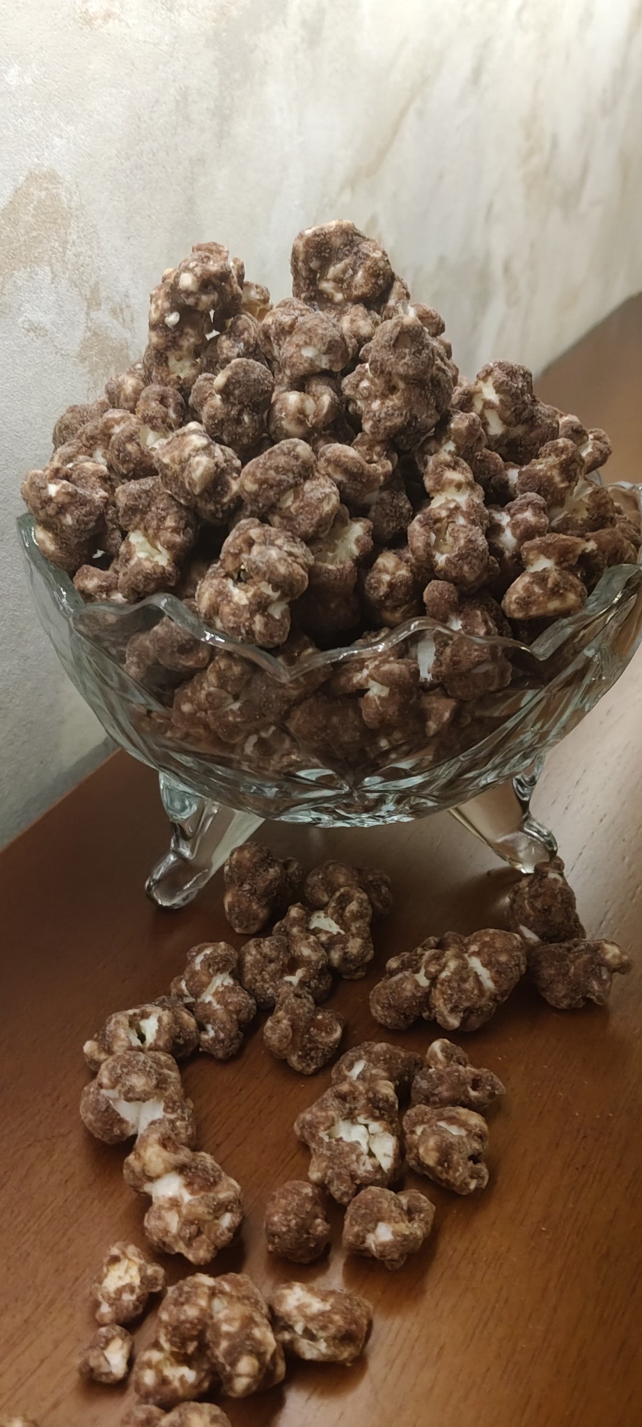 Pipoca gourmet de chocolate servida em uma taça